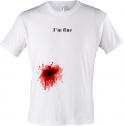 футболка с пятном крови I'm fine